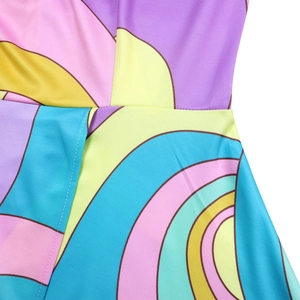 Détail du motif rétro géométrique coloré sur le tissu léger d'une robe d'été élégante