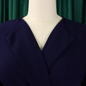 Détail du col en V bleu marine et de la taille plissée sur la robe de style OL