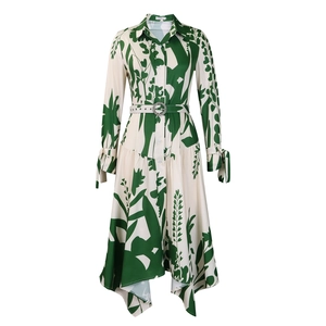 Détail de la robe chemise à imprimé feuilles vertes, ceinture métal et ourlet irrégulier