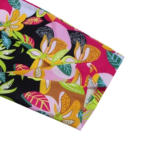 Gros plan sur le tissu à imprimé floral tropical avec détails de couture soignés