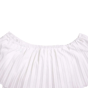 Detail von elegantem weißem Plisseestoff mit elastischem Off-Shoulder Ausschnitt