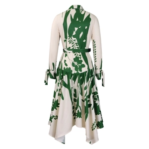 Vue arrière d'une robe à manches longues, imprimé feuilles et ourlet irrégulier