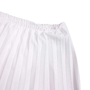 Detail von elastischem Bund und Plissee-Stoff an diesem eleganten weißen schulterfreien Kleid