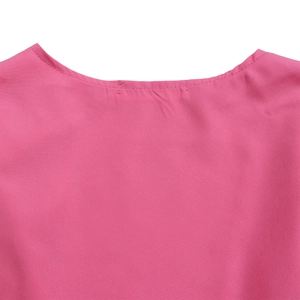 Gros plan du col rond et des coutures du haut à manches courtes de couleur rose fuchsia