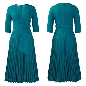 Détails d'une robe bleu canard style OL avec col à revers et texture de jupe plissée