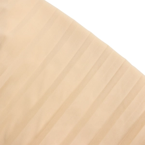 Gros plan détaillé du tissu satiné champagne avec texture rayée et finition jacquard luxe