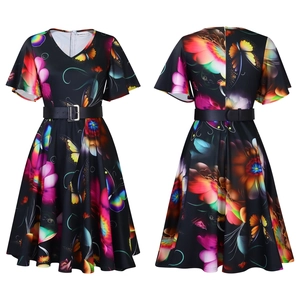 Détail d'une robe d'été à fleurs avec col en V et ceinture noire à la taille