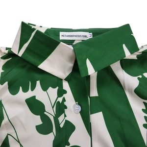 Détail du col à imprimé feuilles vertes et étiquette sur robe chemise d'été