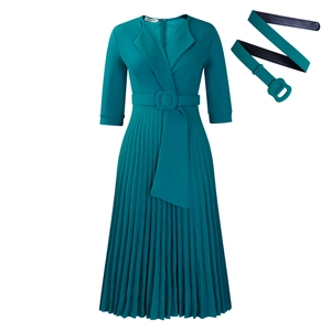 Détail de la robe plissée bleu sarcelle avec col en V élégant et ceinture assortie à la taille