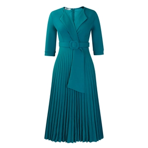 Détail de robe plissée sarcelle avec col tailleur et ceinture assortie à boucle carrée