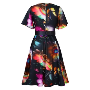Détail du dos d'une robe à imprimé floral africain avec une ceinture noire en cuir