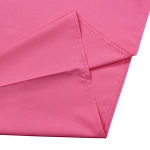 Détail de la double couture et du surjet sur l'ensemble pantalon large rose fuchsia
