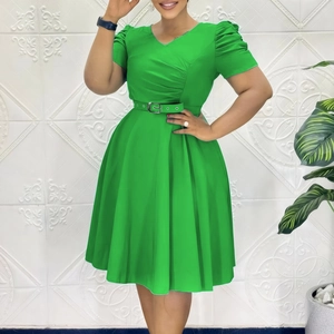 Détails de la robe plissée verte élégante à col en V avec manches bouffantes et ceinture