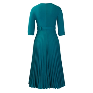 Vue arrière d'une robe midi plissée sarcelle avec manches 3/4 et fermeture éclair invisible