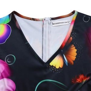 Gros plan du décolleté en V avec imprimé floral papillon et fermeture éclair invisible de qualité