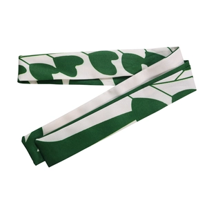 Détail de l'imprimé feuille tropicale verte sur tissu blanc doux pour robe d'été