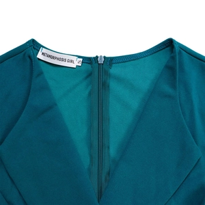 Vue détaillée de l'encolure en V avec fermeture éclair invisible sur robe bleu canard