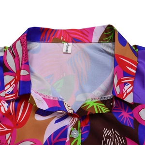 Détail du col de chemise à imprimé floral tropical avec texture lisse et bouton