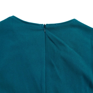 Détail de la fermeture éclair invisible au dos et du col rond sur la robe bleu paon