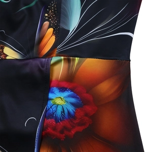 Détail de robe à imprimé floral tropical avec coutures de qualité et tissu soyeux