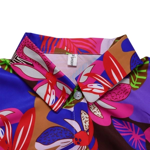 Détail du col de chemise à imprimé floral tropical avec coutures et étiquette taille M