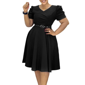 Détail d'une élégante robe midi noire à col en V avec manches plissées et ceinture