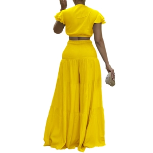 Vue arrière de l'ensemble deux pièces jaune vif avec haut court et pantalon large à volants