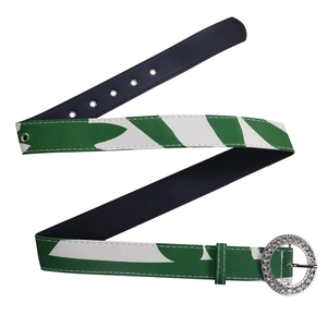 Vue détaillée de la ceinture à motifs vert et blanc avec boucle ronde en strass