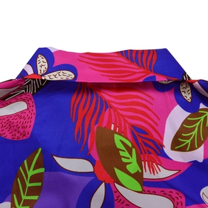 Gros plan du col avec imprimé tropical sur chemise légère aux motifs vifs et colorés