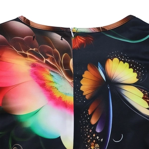 Vue détaillée de la fermeture éclair invisible au dos et de l'imprimé floral coloré de la robe