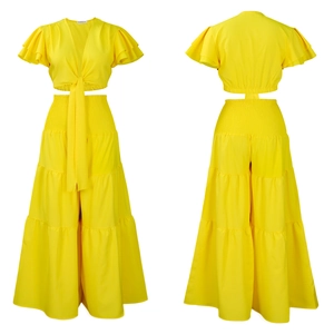 Détails avant et arrière de l'ensemble jaune à col en V, haut court et pantalon large