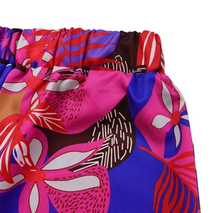 Détail de la taille élastique et de l'imprimé floral tropical sur tissu léger