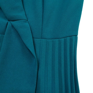 Vue détaillée du tissu plissé sarcelle et du corsage croisé sur cette robe de mode