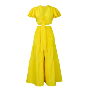 Détail d'un ensemble jaune deux pièces avec haut court volanté et pantalon large