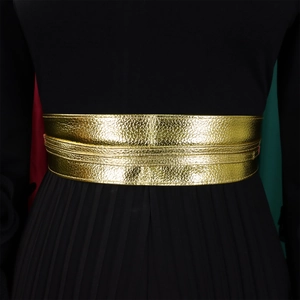Détail d'une large ceinture dorée brillante avec texture cuir de haute qualité