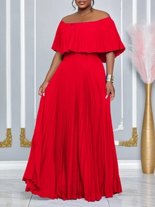 Elegantes, leuchtend rotes, schulterfreies Maxikleid mit Plissee-Design und Rüschen
