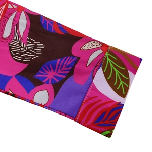 Gros plan détaillé du poignet de chemise avec imprimé floral tropical et coutures fines