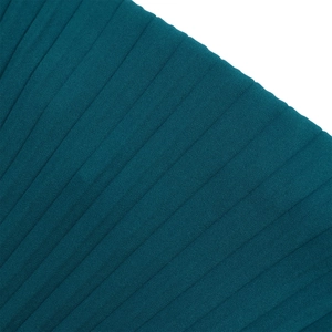 Gros plan sur un tissu plissé vertical bleu canard avec texture mate et grainée