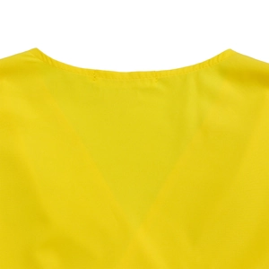 Détail du col jaune en mélange de coton montrant des coutures nettes et un tissu fin
