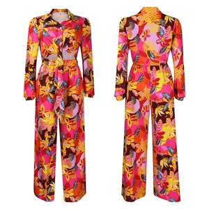 Vue détaillée avant et arrière de l'ensemble chemise et pantalon large à imprimé floral