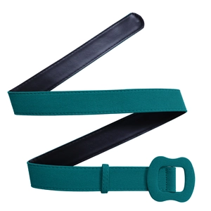 Détail de la ceinture large en faux suède bleu sarcelle avec boucle carrée recouverte de tissu