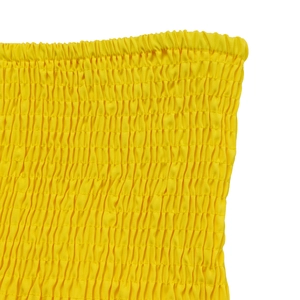 Vue macro détaillée du tissu plissé smocké jaune avec une texture haute élasticité