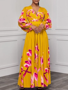 Elegante abito lungo a pieghe con scollo a V giallo senape e stampa floreale a fiori grandi