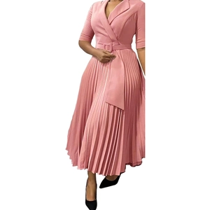 Robe plissée rose à manches courtes avec col tailleur et ceinture assortie incluse