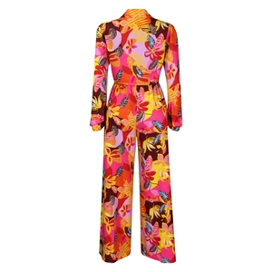 Détail de l'imprimé floral tropical sur une combinaison à manches longues et jambes larges