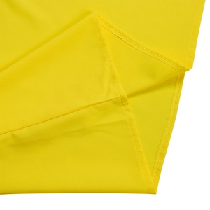 Détail de la double couture et de l'ourlet sur le pantalon large jaune vif
