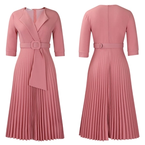 Détail d'une robe plissée rose poudré avec décolleté en V et ceinture assortie à la taille