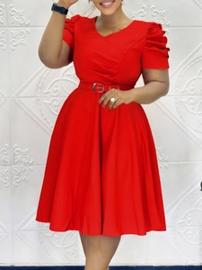 Robe rouge élégante à col en V avec manches bouffantes et ceinture assortie en ligne A