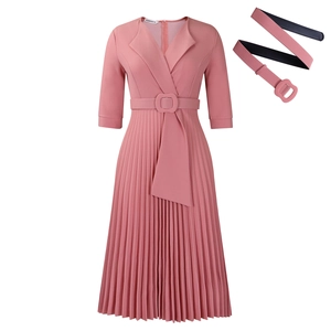 Détail d'une robe plissée rose à manches longues avec col à revers et ceinture assortie