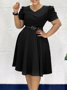 Robe noire élégante à col en V avec manches bouffantes et ceinture à la taille ajustée